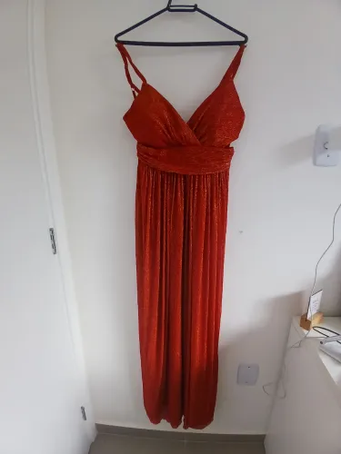 Vestido de festa longo em tule com brilhos