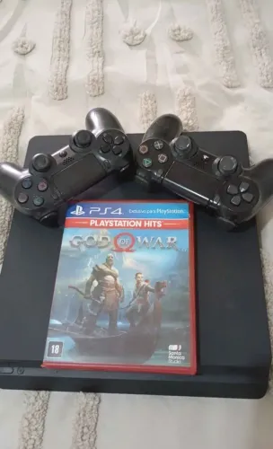 ps4 slim, 1 tb, 2 controles + god of war