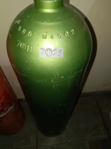 Cilindro para mergulho com teste hidrostático em dia.