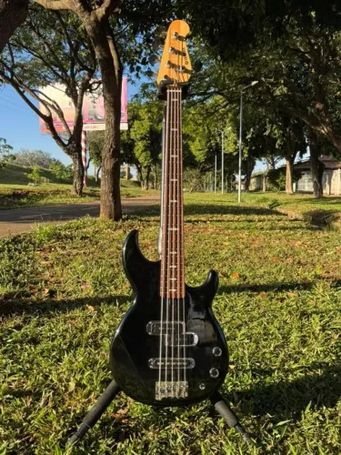 Baixo 05 cordas Yamaha BB425