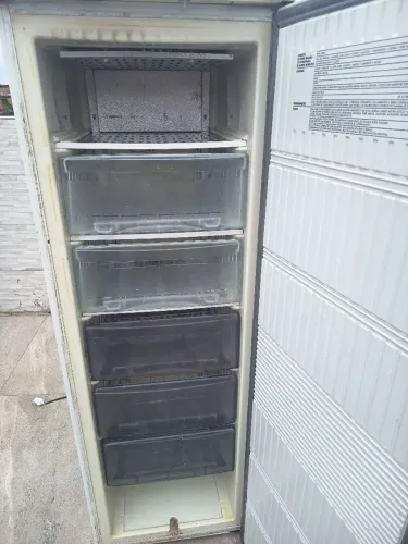 Freezer vertical, liga funciona mas precisa de manutenção