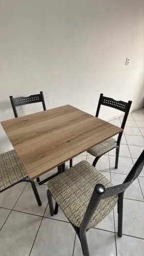 Mesa com 4 cadeiras, semi-nova. 9 meses de uso. 