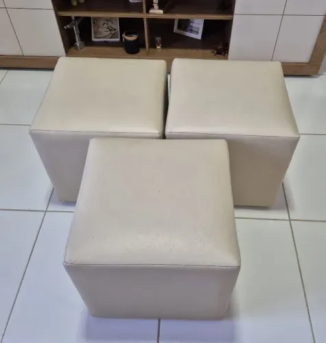 03 Pufes, material corino bege, dimensões 0,40 x 0,40 x 0,40 m