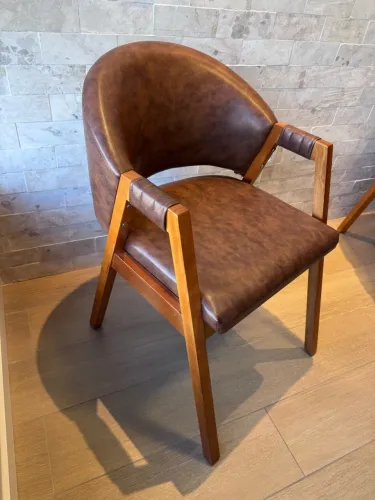 Poltrona para Sala Denver Cor Mel Estofado Facto Modena Whisky