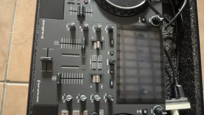 Vende-se controladora numark Mixstream pro + plus preta 