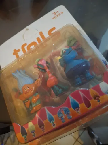 Kit com 3 brinquedos miniatiras dos trolls , apx 7 cm! 