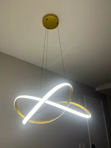 Pendente dourado com fita de led