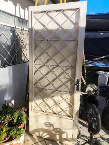 Porta de ferro antiga com vidro e fechadura