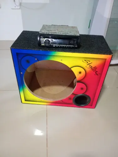 Caixa grafitada para grave mas toca CD da Pioneer.