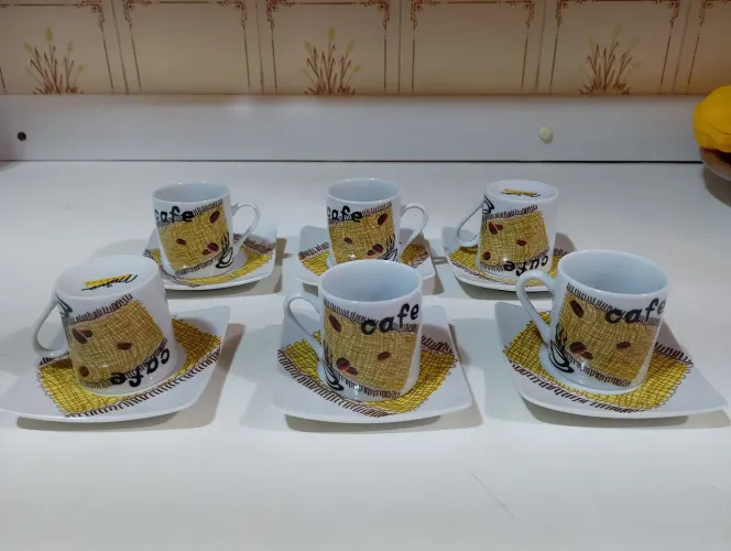 Conjunto café Mimo Style 6 xícaras com pires, porcelana.
