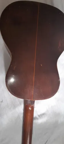 Estou vendo um violão esta quebrado só tem duas corda
