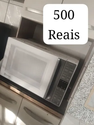 Micro-ondas Electrolux Efficient branco com painel digital.
