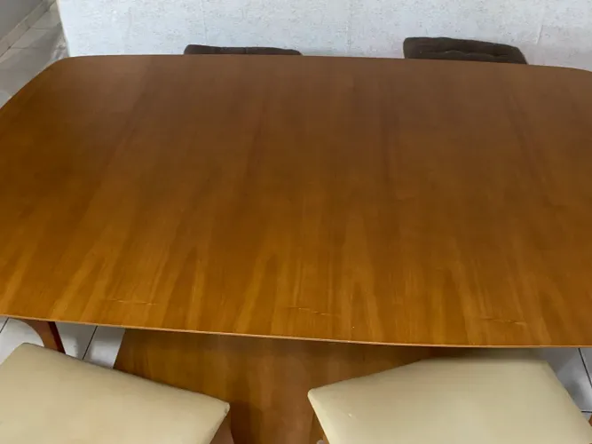 Mesa lindíssima de madeira, sofisticada