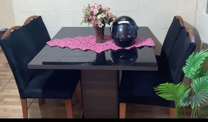 Mesa de vidro 4 cadeiras estofadas