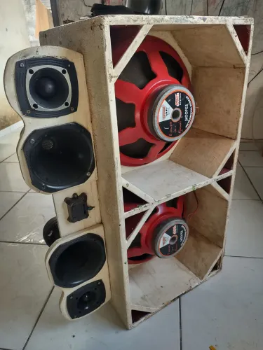 Caixa de som veicular 