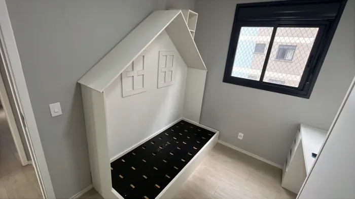 Cama personalizada infantil e mesa de centro de vidro passe de mármore
