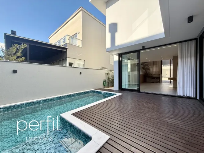 Casa em condomínio na Vila Nova, Joinville-SC: 3 quartos, 3 suítes, 3 salas, 4 banheiros, 