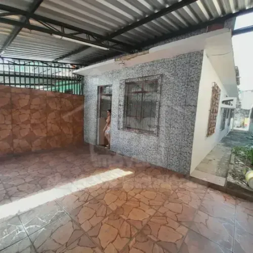Casa com 02 quartos na Praça 14 - Venda