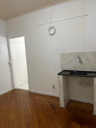 Aluga-se quarto com pia e banheiro