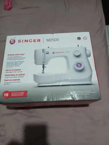 Máquina de costura Singer M2505, com 70 aplicações