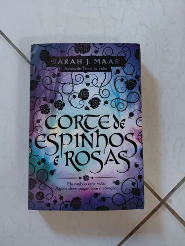 Livro Cortes de espinhos e rosas