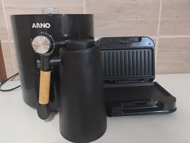 Kit Air fryer/ Sanduicheira e garrafa térmica