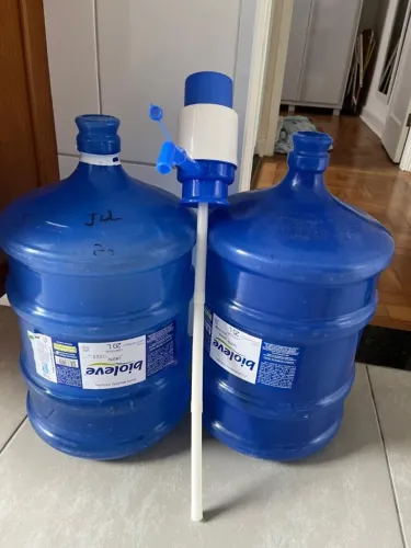 embalagem de 2 galões de água 20L + bomba