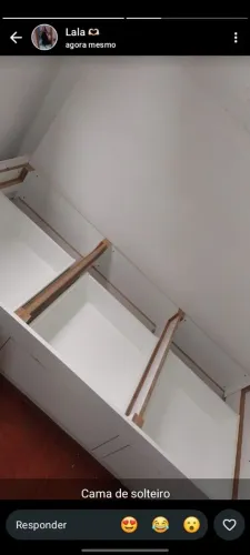 Cama de solteiro, móvel planejado com três gavetoes embutidas.