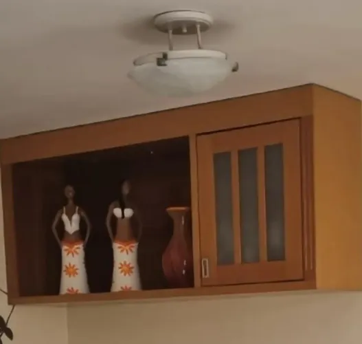 Armário de sala aéreo com prateira, nicho e porta