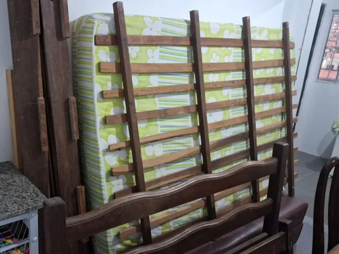 Cama de Sucupira com colchão