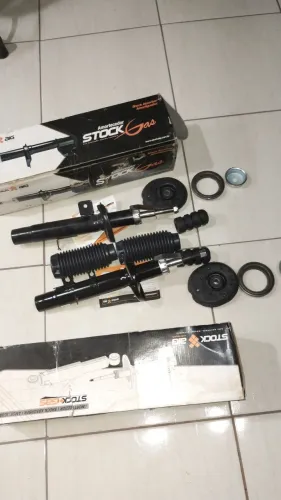 Par de amortecedores dianteiro com kits batentes completo do Citroen C3 de 02/12