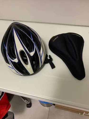 capa de selim preta da marca Velo e Capacete de ciclismo da marca Atrio novinho e