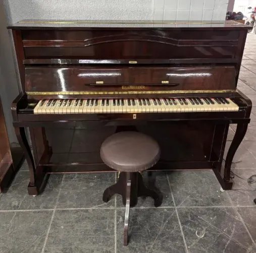 Piano Essenfelder Marrom (Seminovo)