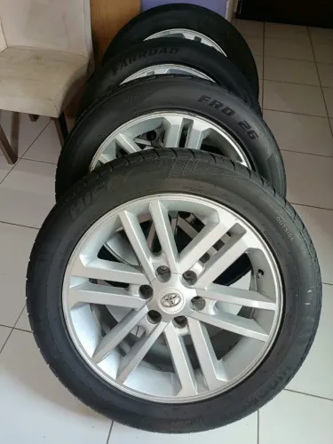 4 Pneus aro 20 c/ rodas