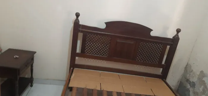 Cama casal madeira maciça estrato reforçada. Ótimo estado de conservação.