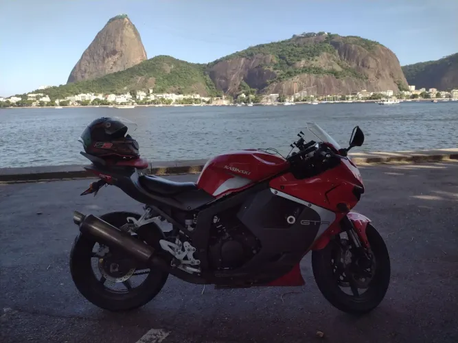 Moto esportiva linda e a toda prova