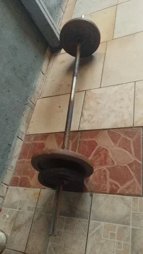 Barra maciça com 30kg de anilhas