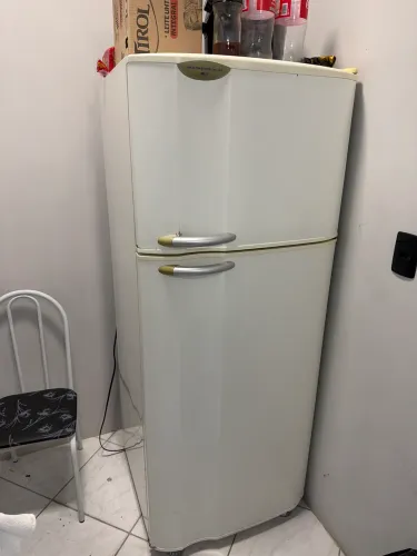 Geladeira funciona qnd quer
