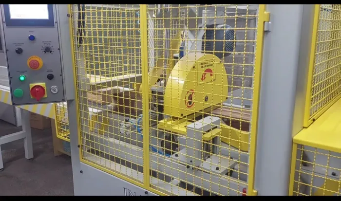 Serra destopadeira com servo motor