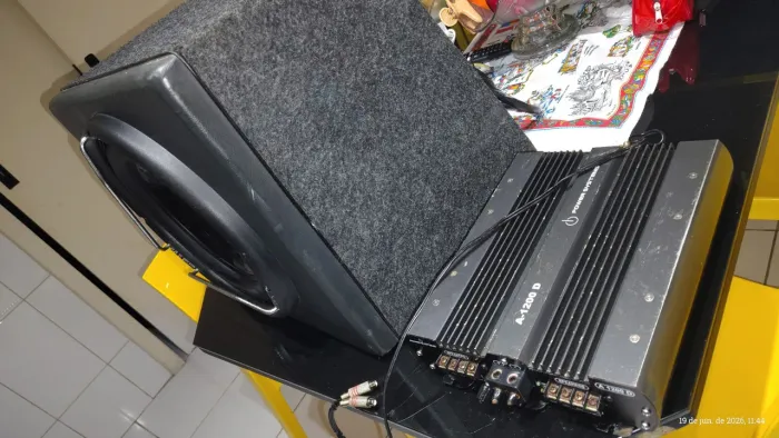 Amplificador de som e caixa subwoof para carro