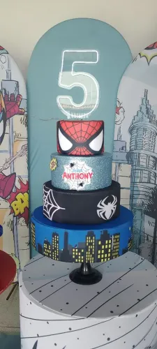 Bolo fake homem aranha . 