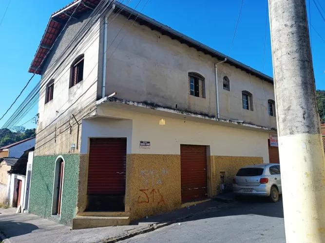 Excelente oportunidade: Loja comercial à venda no Centro de Esmeraldas-MG, com 1 sala, 1 b