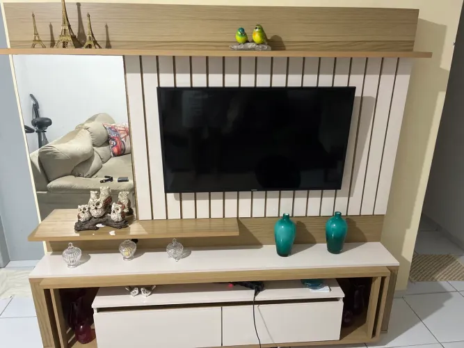 Rack com painel em perfeitas condições