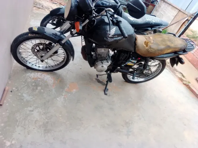 Vendo essa moto da frente falta ajeitar o freio e a guinisao e o pneu falta ajeitar 