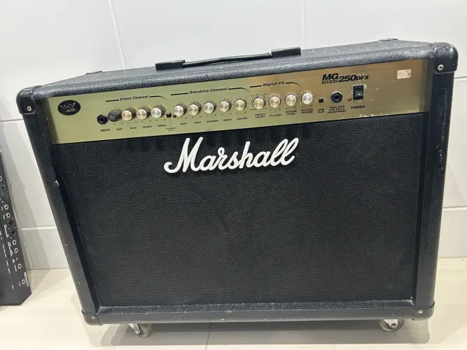 Amplificador de guitarra Marshall MG 250