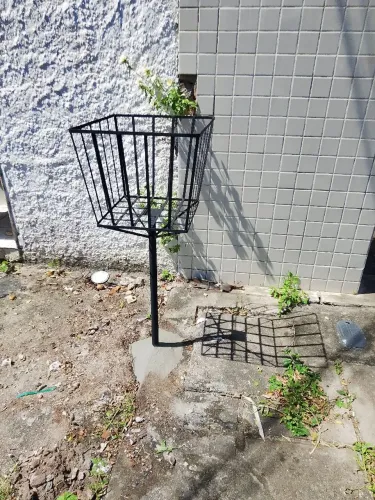 Lixeira reforçada para calçada 