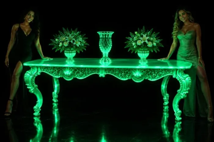 Mesa luminosa e dourada para eventos