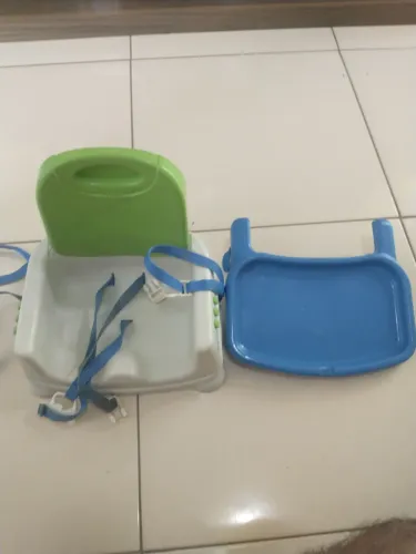 Cadeirinha de alimentação de bebê, usada