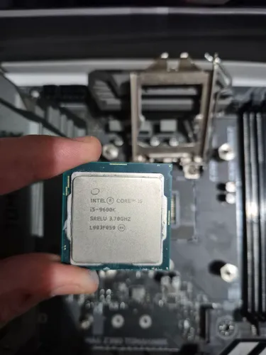 Kit Processador i5 9600K + Water Cooler 240mm + Placa Z390 (C/ Defeito)