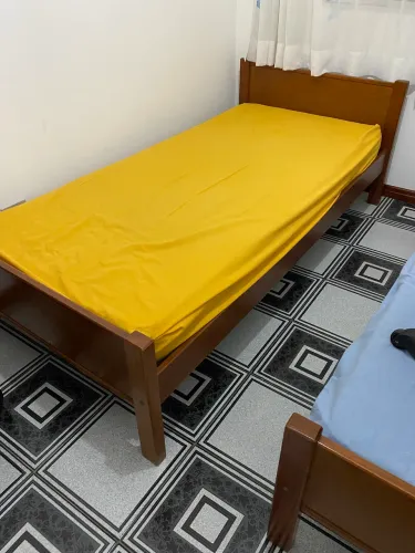 CAMA DE SOLTEIRO EM MADEIRA MACIÇA COM COLCHÃO